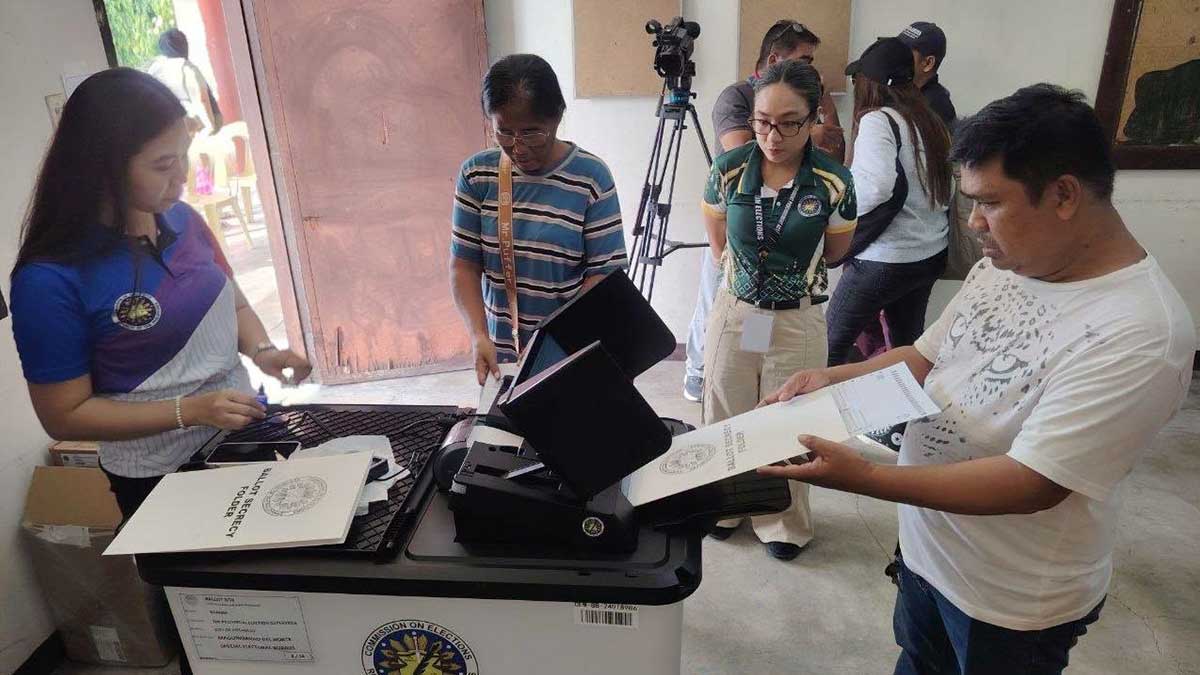 A voter feeds his filled ballot into the Automated Counting Machine (ACM) during the mock election inside the Cotabato City High School–Bucana (Datu Ayunan National High School) in Barangay Kalanganan, Cotabato City on Saturday, June 27, 2026. (Photo courtesy of DXMS Radyo Bida)